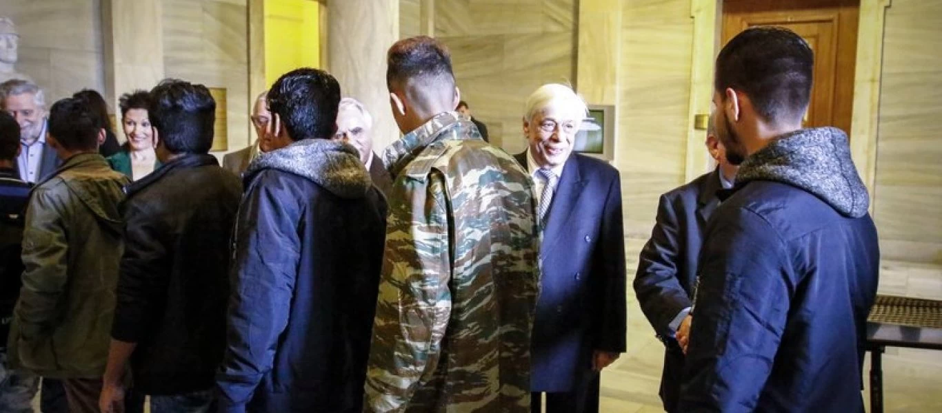 Flashback: Όταν ο ΠτΔ υποδεχόταν ασυνόδευτους «ανήλικους» αλλοδαπούς στην Βουλή